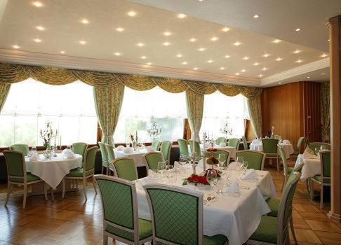 Hotel-Restaurant Arneggers Adler Tiefenbronn Exterior photo