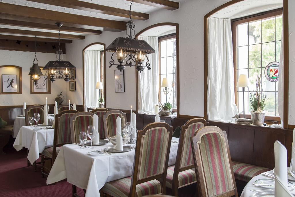 Hotel-Restaurant Arneggers Adler Tiefenbronn Exterior photo